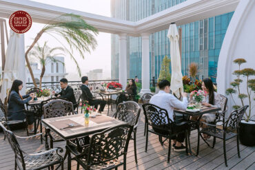 Phở bát đá trong không gian rooftop