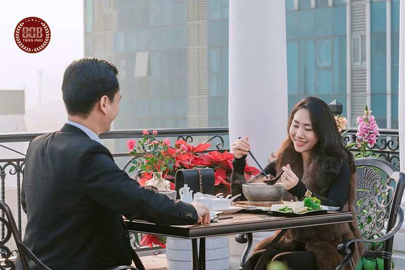 Phở bát đá trong không gian rooftop