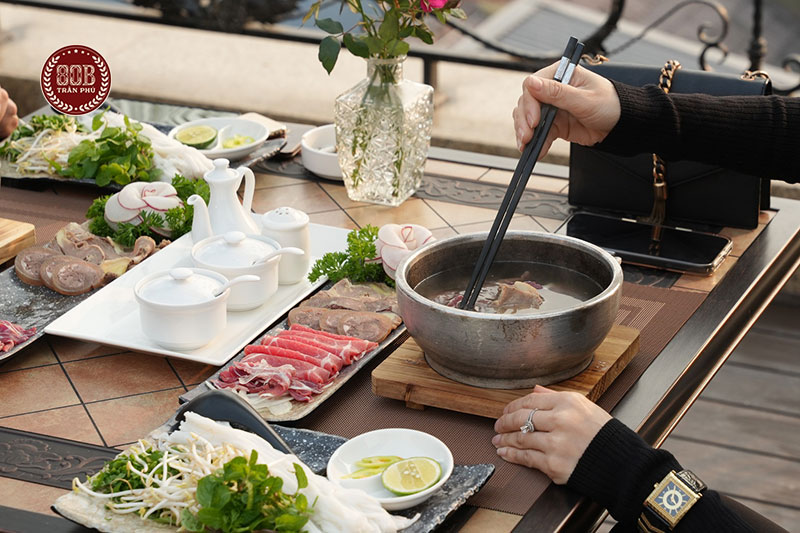View tầm cao thưởng Phở bát đá 37 giữa lòng Hà Nội đầy chất thơ