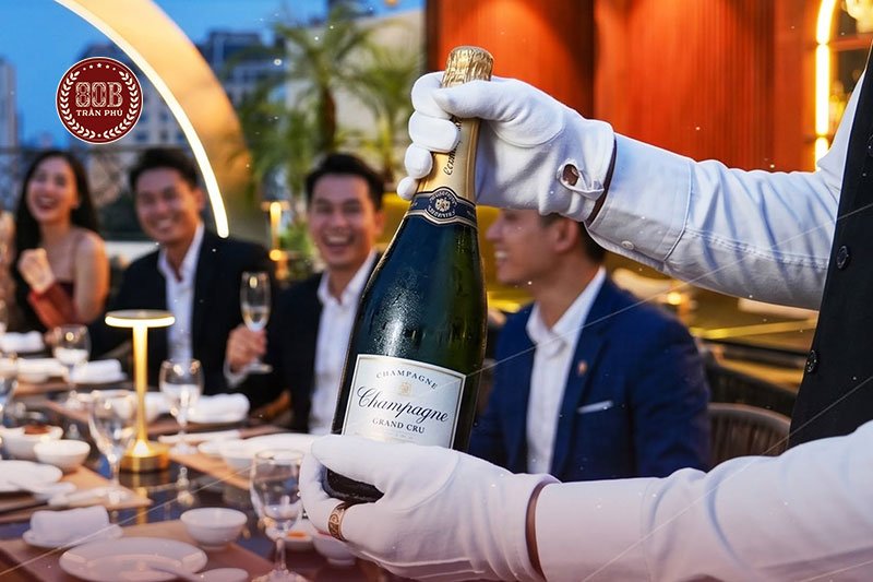 Đặt tiệc tầng cao - Nâng tầm mọi cuộc gặp gỡ tại Sky Bar 80B Trần Phú