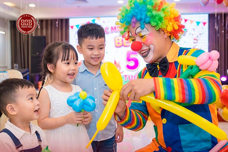 Tiệc sinh nhật bé ngập tràn quà tặng